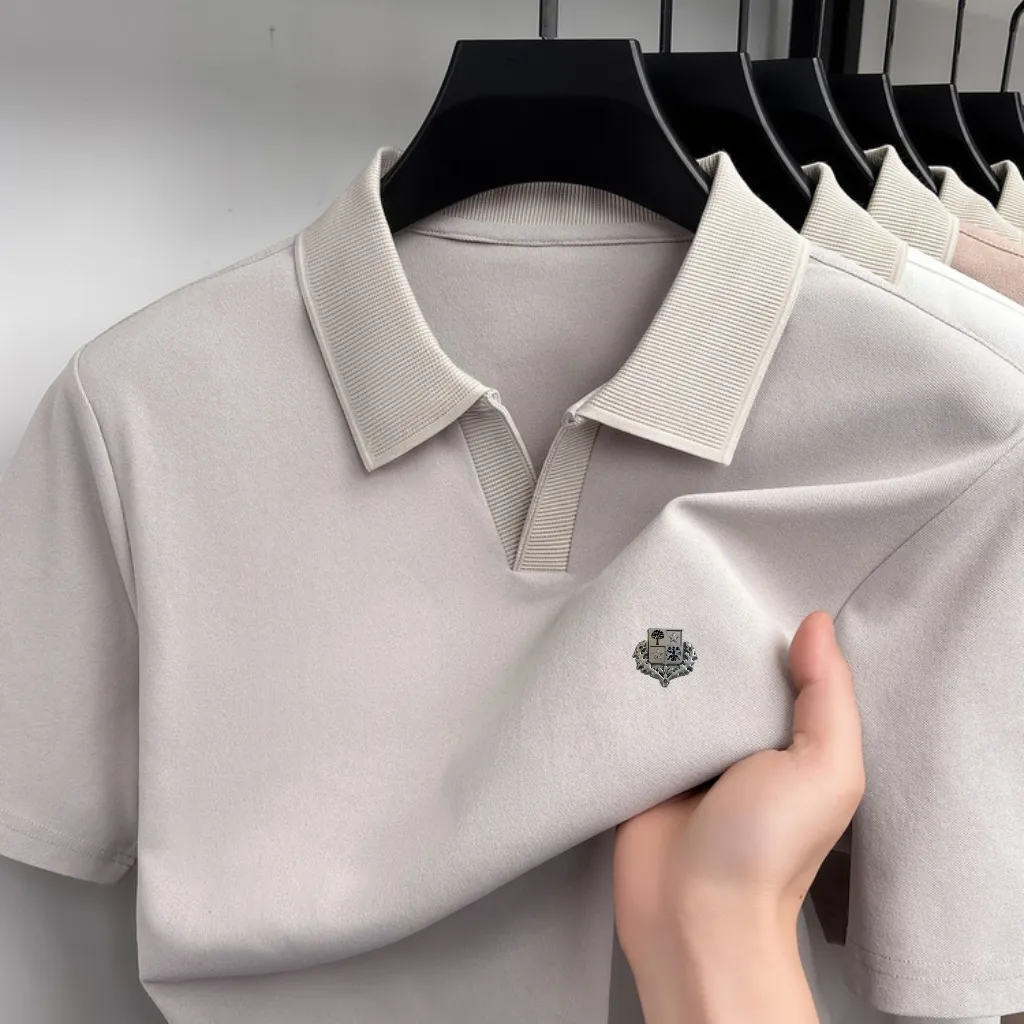 [LP] 2026 spring and summer high-quality men's seamless lapel short-sleeved POLO shirt, made of high-quality seamless spandex fabric, with Breathable warmth retention properties. It feels very delicate and textured. All details are made with hardware crafts LOGO on the chest, which embodies the three-dimensional effect. It is in line with the brand's consistent design style. A fashionable T-shirt with great upper body effects. It can be worn casually or for business, and it can be worn alone without any problem! Sizes: M-4XL (maximum weight can be worn), please state your height and weight when placing an order.